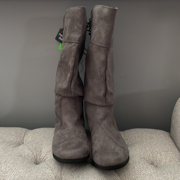 Women’s Boots - Picture 2 of 6
